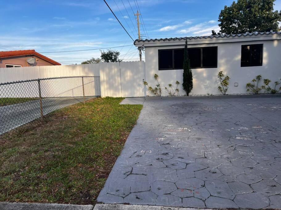 Spacious Private Close To Attractions Apartment *